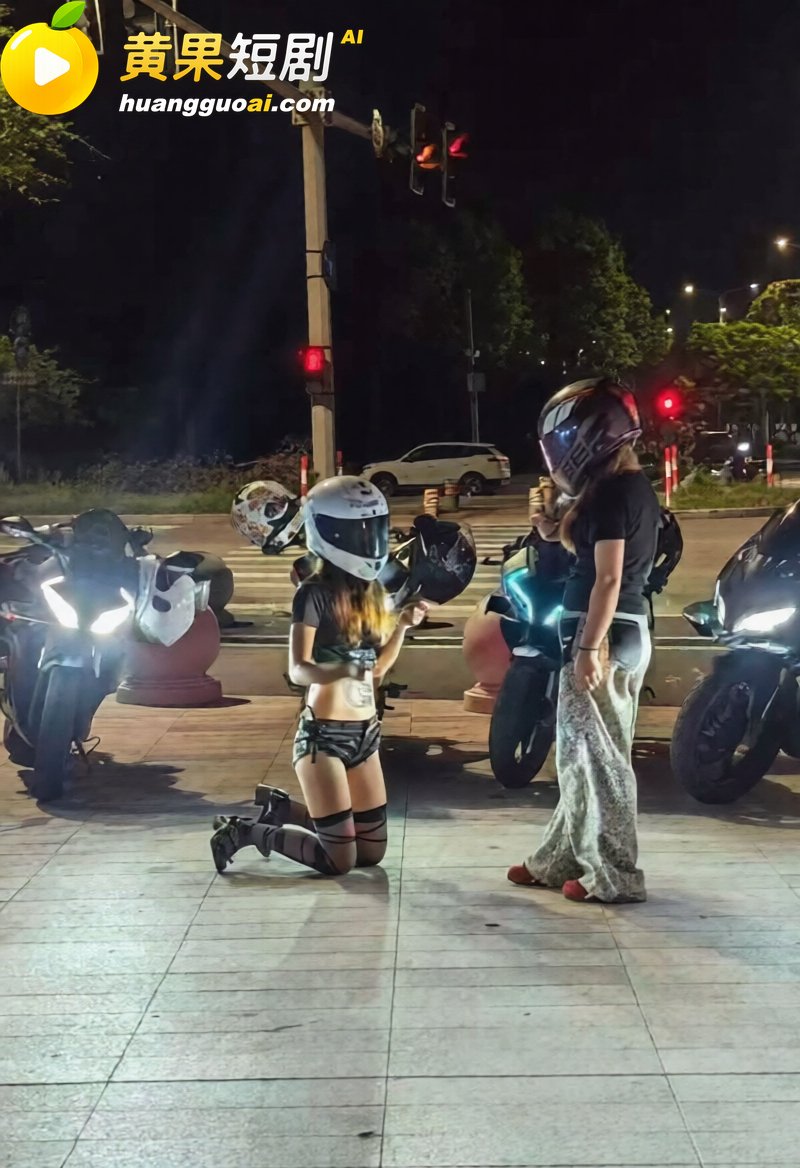花季少女街头栓绳跪爬 机车小伙公开调教 视频流出全网刷屏 尺度炸裂