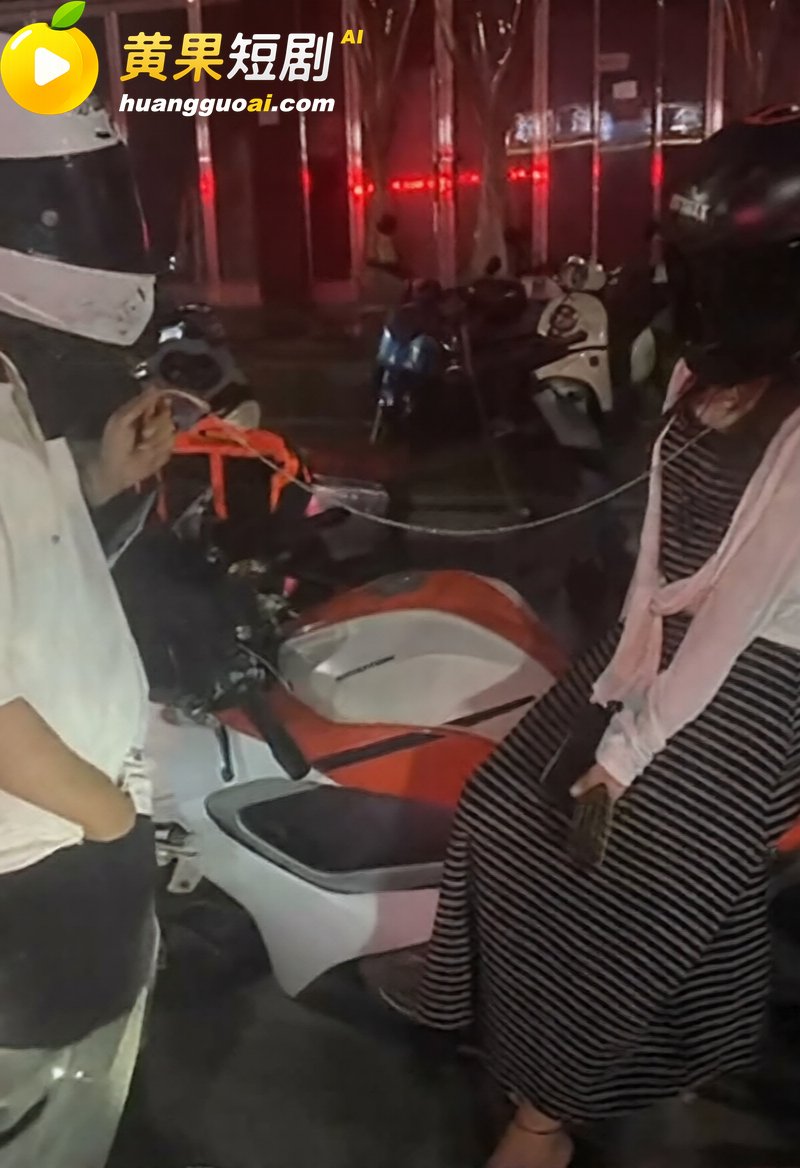 花季少女街头栓绳跪爬 机车小伙公开调教 视频流出全网刷屏 尺度炸裂