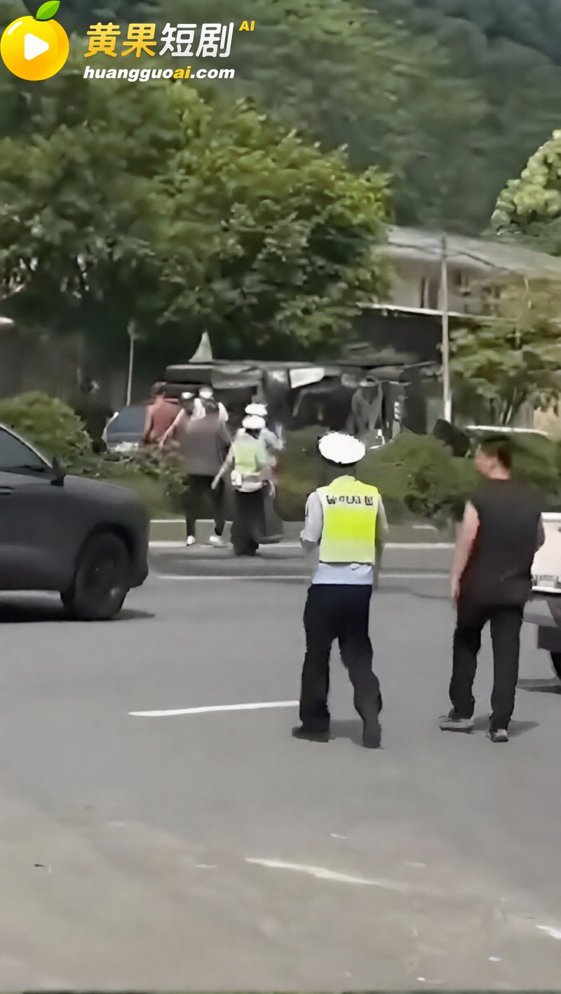 广东潮州 溪口路段大货车激战旅游大巴 惨烈碰撞导致6死21伤 细节曝光
