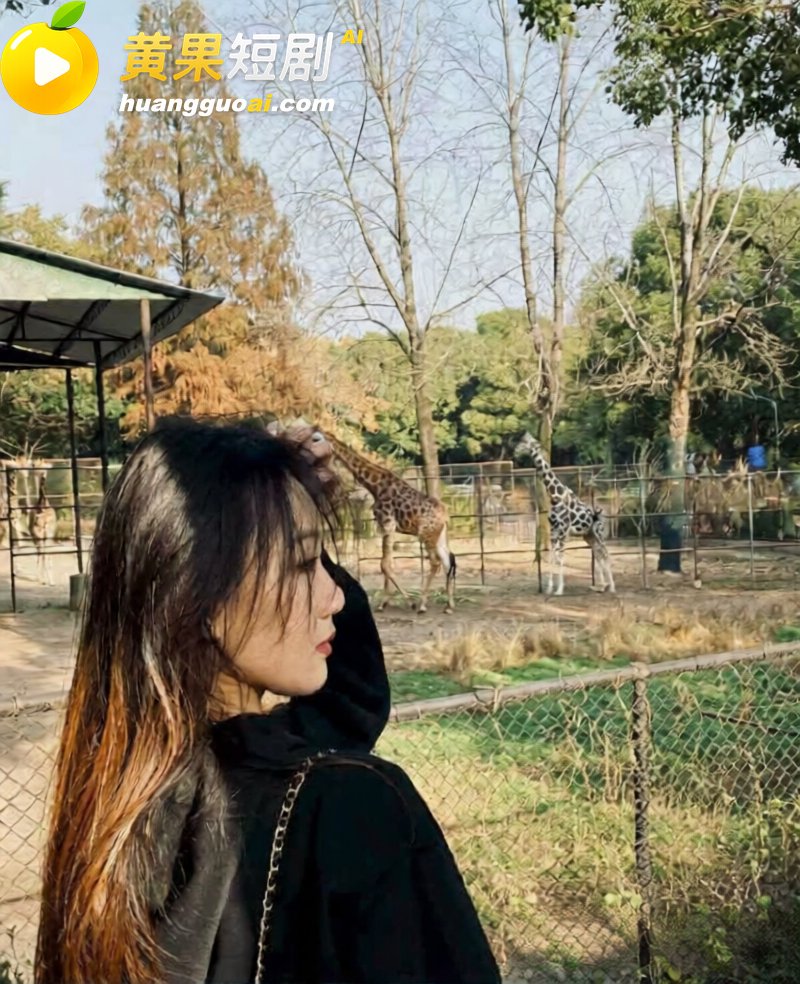 高颜值精神小妹酒店约炮 穿着开裆黑丝被大叔猛操 画面反差拉满