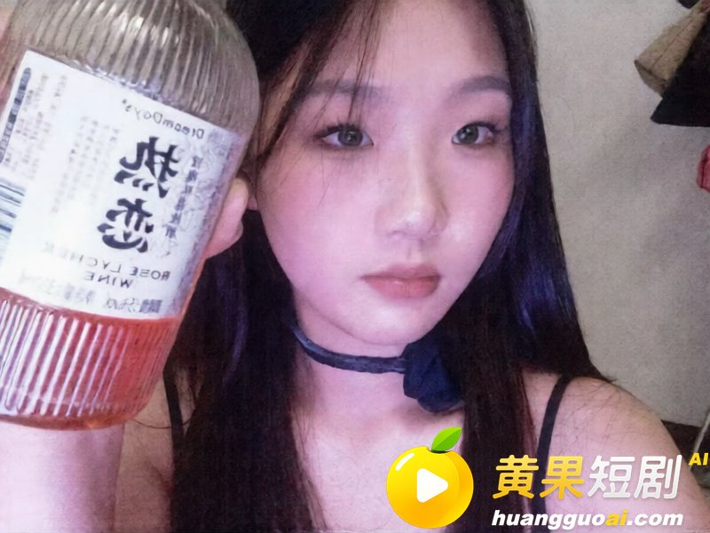 高颜值精神小妹酒店约炮 穿着开裆黑丝被大叔猛操 画面反差拉满
