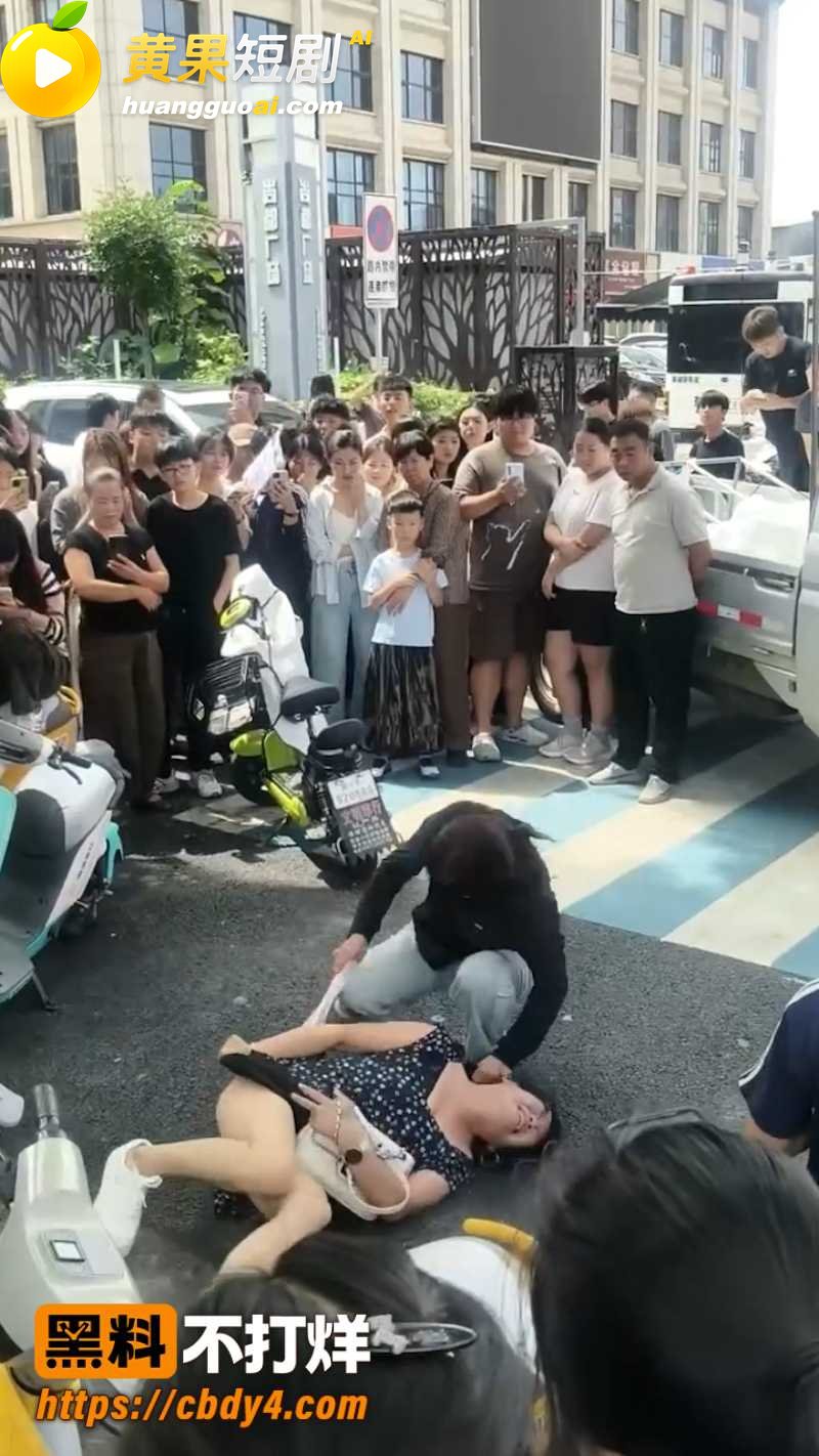 8月29日河北保定高阳大世界 原配当街抓小三 小三内裤都被扒了当街暴打求饶