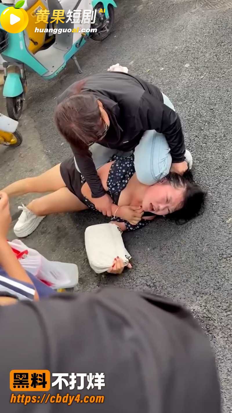8月29日河北保定高阳大世界 原配当街抓小三 小三内裤都被扒了当街暴打求饶