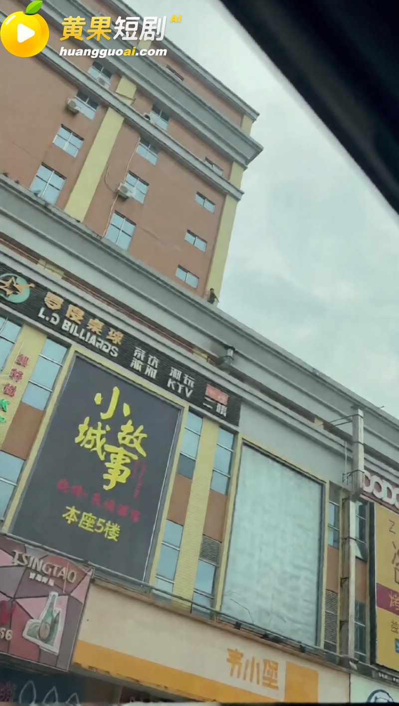 江门开平步行街突发 车主因非法改装九号电动车被交警依法查扣 竟爬高楼以死相逼