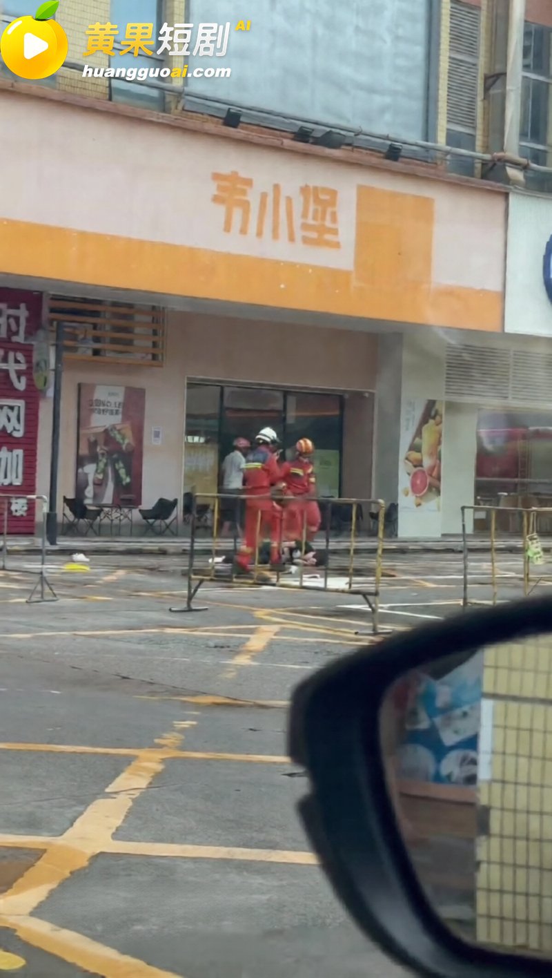 江门开平步行街突发 车主因非法改装九号电动车被交警依法查扣 竟爬高楼以死相逼
