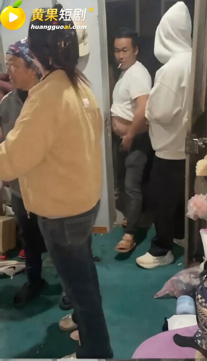 藏族炸裂抓奸现场 小三对面众人全程微笑 原配当场怒扇耳光!