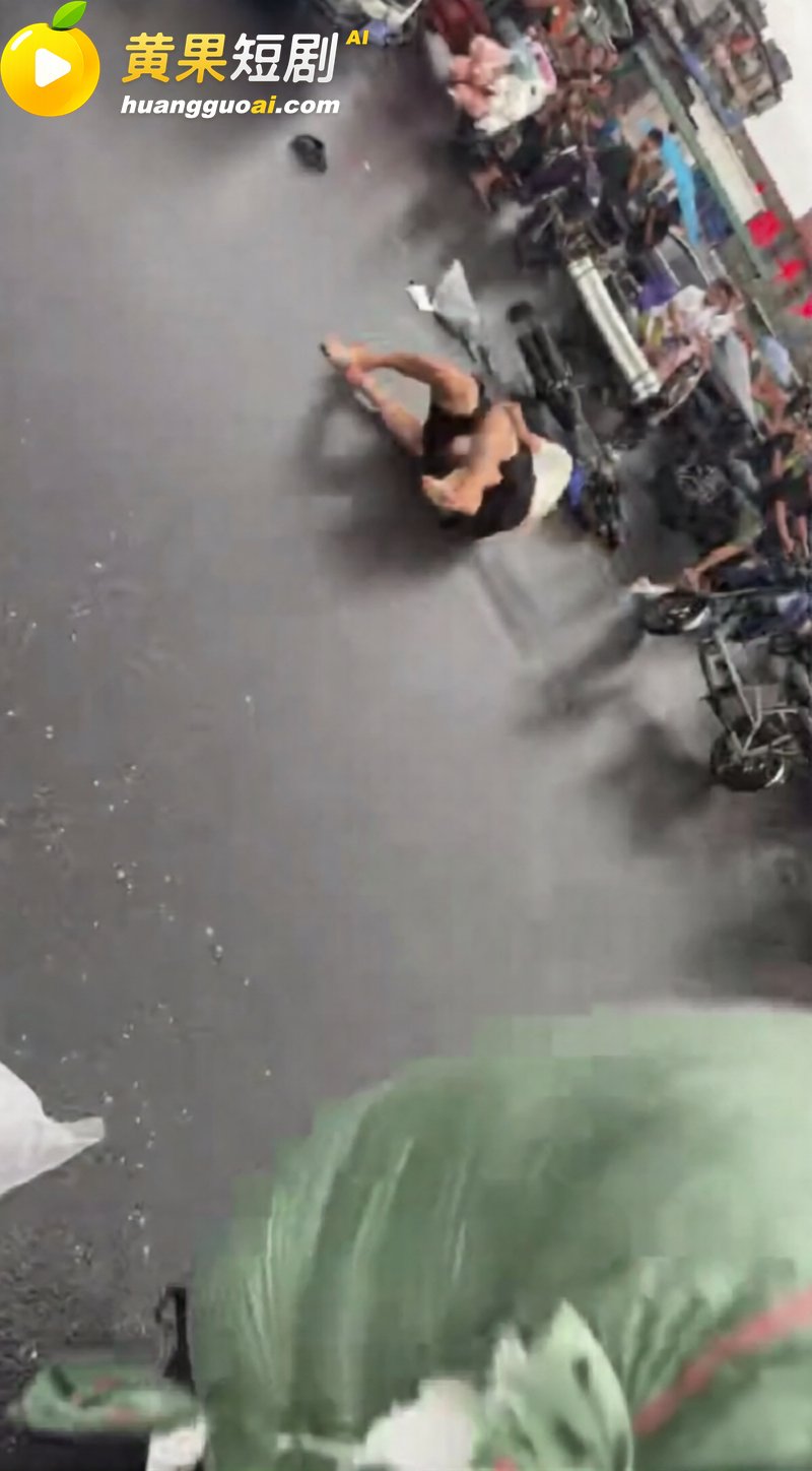 广州中大 雨天街头打架事件 两人在积水里扭打 情绪激动完全停不下来