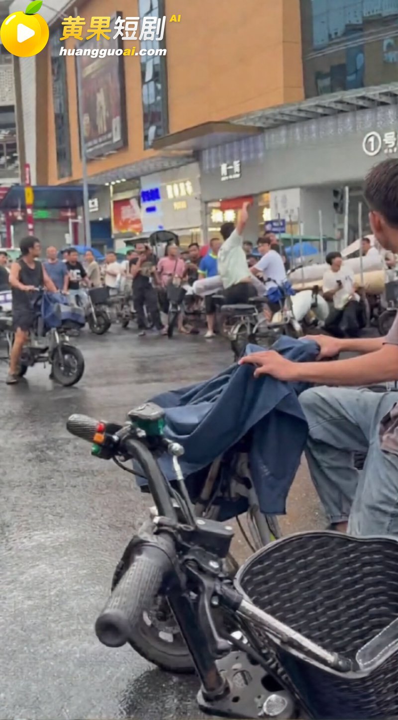 广州中大 雨天街头打架事件 两人在积水里扭打 情绪激动完全停不下来