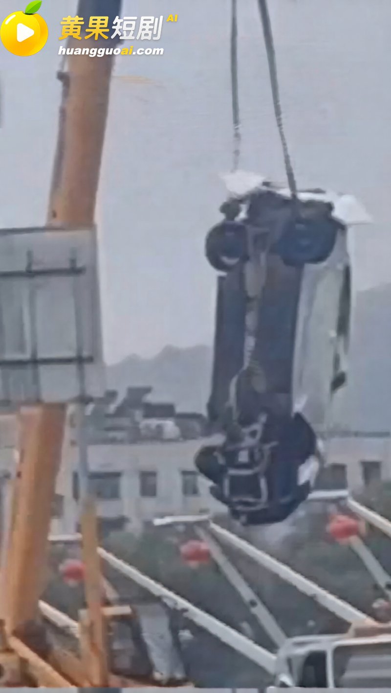 河南信阳西关桥 凌晨白色玛莎拉蒂 撞破护栏坠入浉河 三人被捞起车辆被吊起