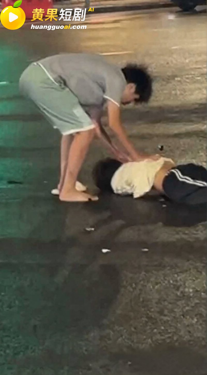 精神小伙雨夜飙车酿严重车祸 车辆损毁遍地残骸 这架势怕是捡不起来了