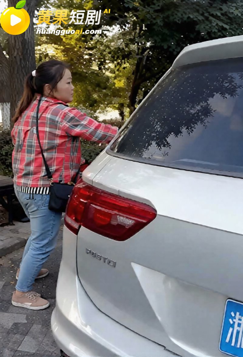 湖州西山漾惊爆车震抓奸好戏 疑似老头车震儿媳 女方被抓现场裸奔 更有偷情私拍全网炸裂！