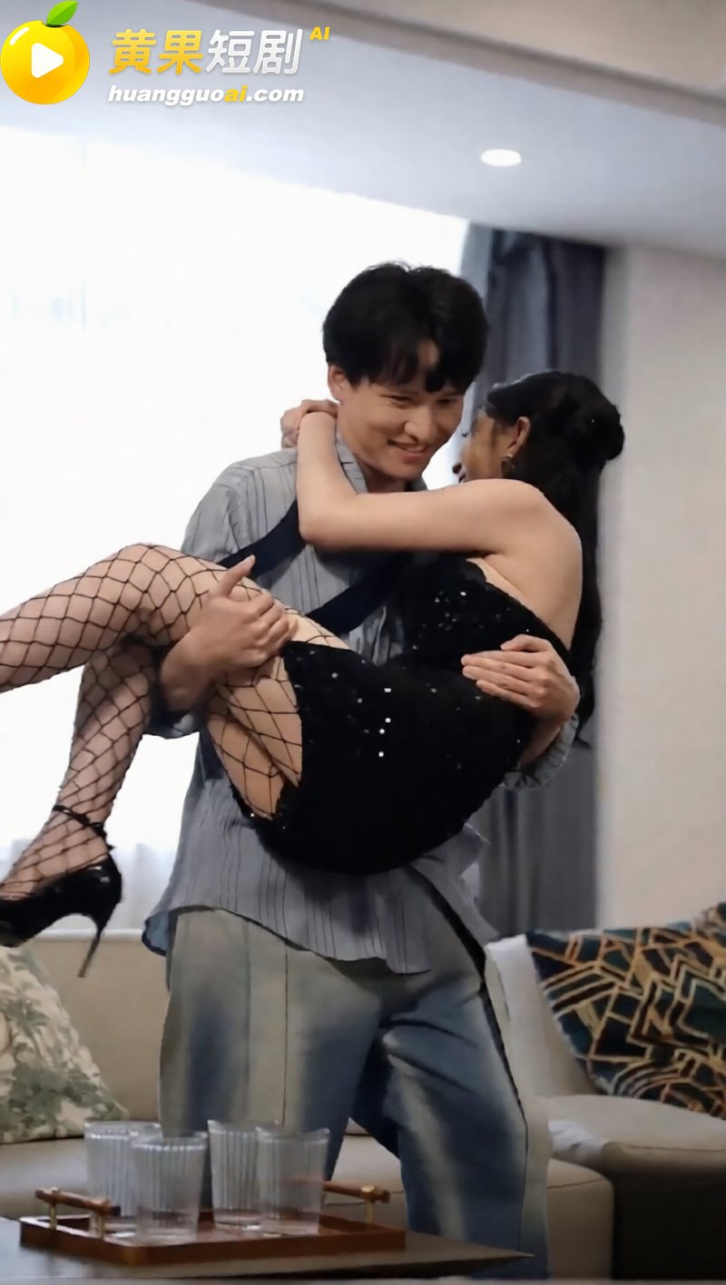 擦边短剧《致命诱惑》复仇女秘书潜入仇家床第间 一边勾尹显父子一边收集灭门铁证