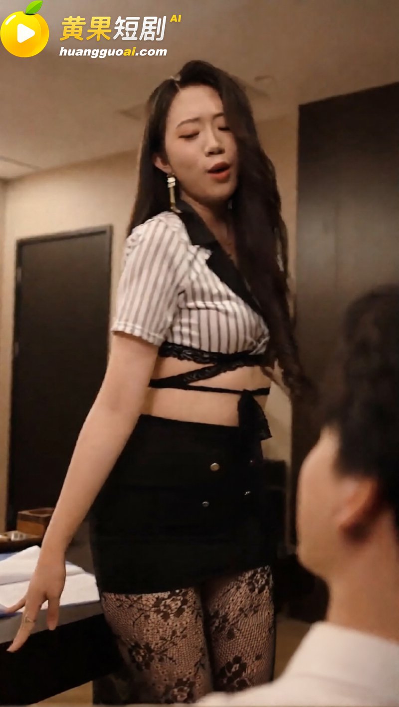 擦边短剧《致命诱惑》复仇女秘书潜入仇家床第间 一边勾尹显父子一边收集灭门铁证