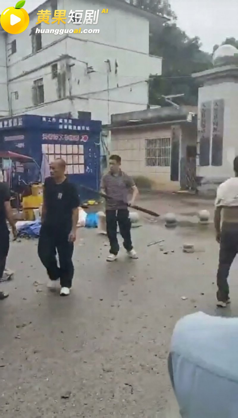 广西崇左当地热门事件 两名当地村民因山林 土地纠纷在镇政府门前持刀互砍