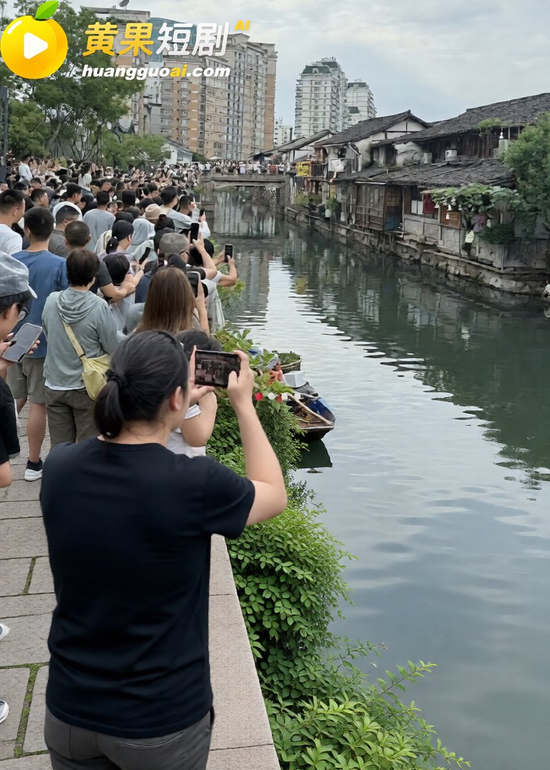 浙江葫芦娃爷爷亲手剪掉7个葫芦 游客挤爆临水巷 毫无边界行为 让童话提前落幕!