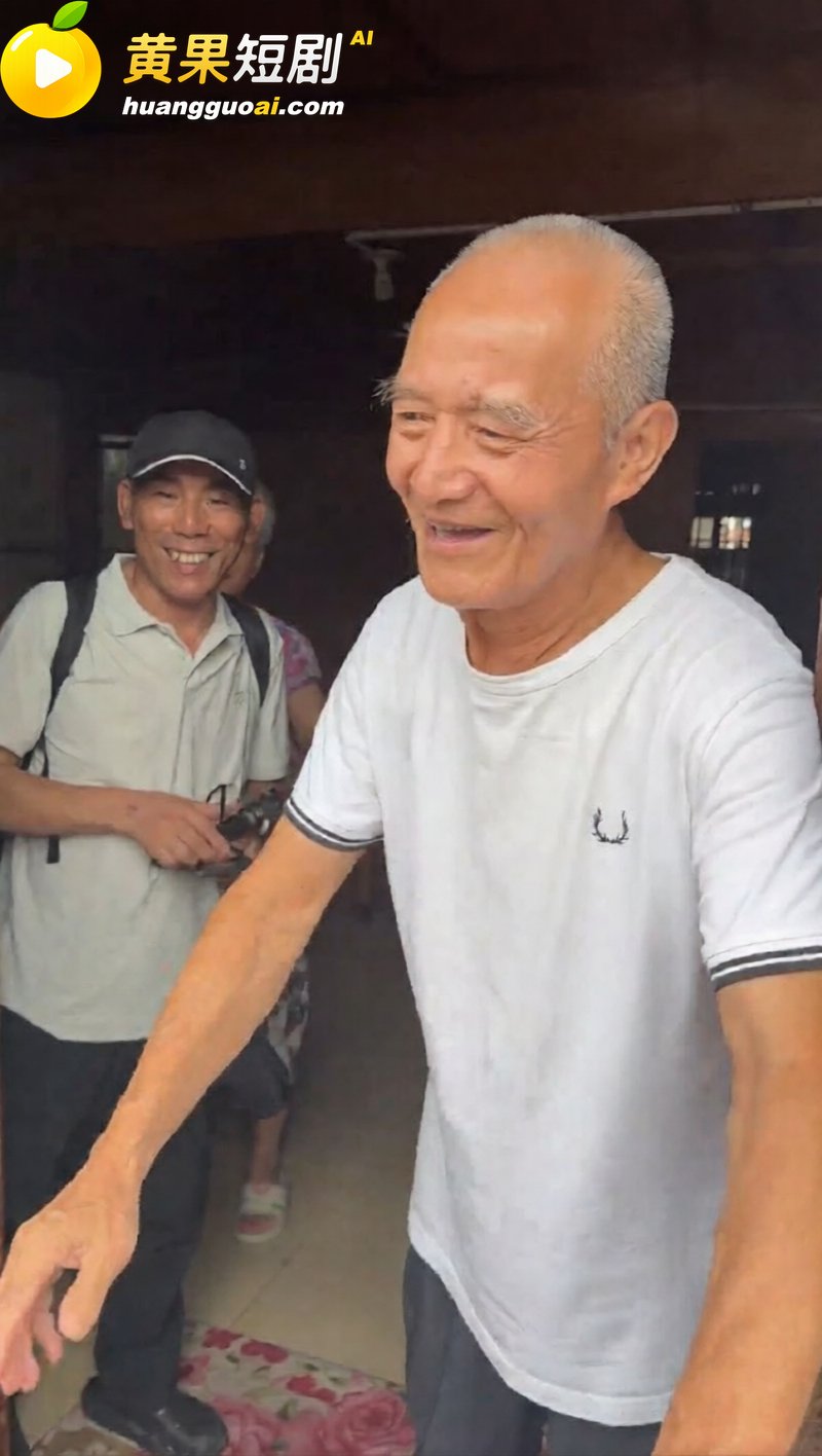浙江葫芦娃爷爷亲手剪掉7个葫芦 游客挤爆临水巷 毫无边界行为 让童话提前落幕!