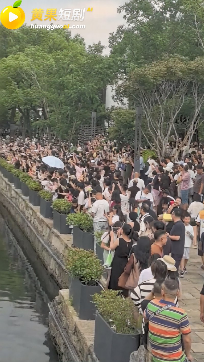 浙江葫芦娃爷爷亲手剪掉7个葫芦 游客挤爆临水巷 毫无边界行为 让童话提前落幕!