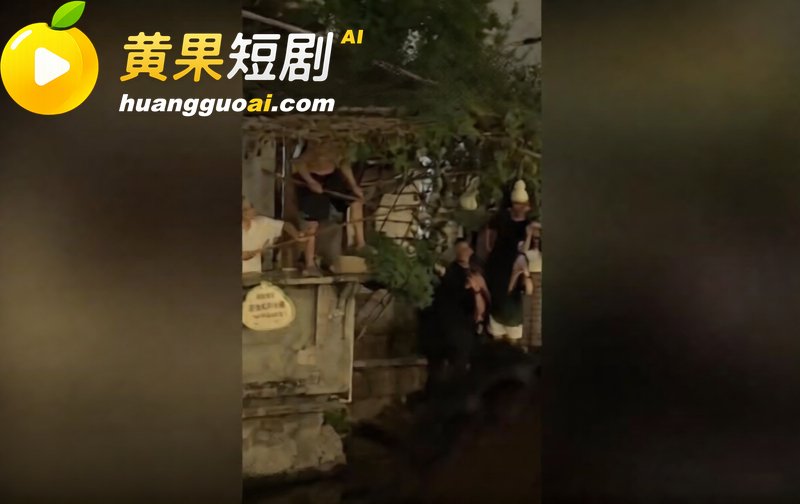 浙江葫芦娃爷爷亲手剪掉7个葫芦 游客挤爆临水巷 毫无边界行为 让童话提前落幕!