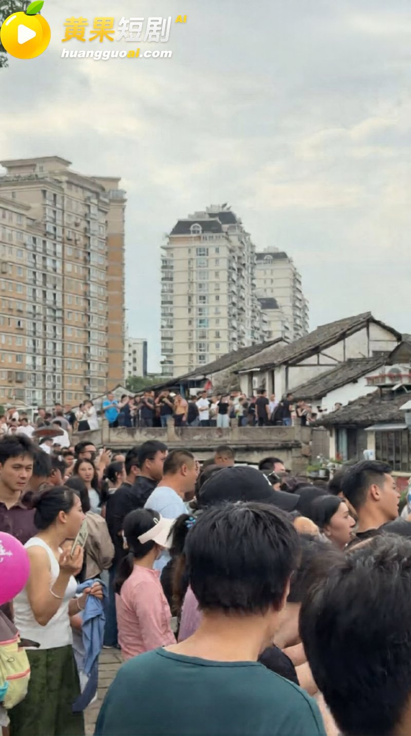 浙江葫芦娃爷爷亲手剪掉7个葫芦 游客挤爆临水巷 毫无边界行为 让童话提前落幕!