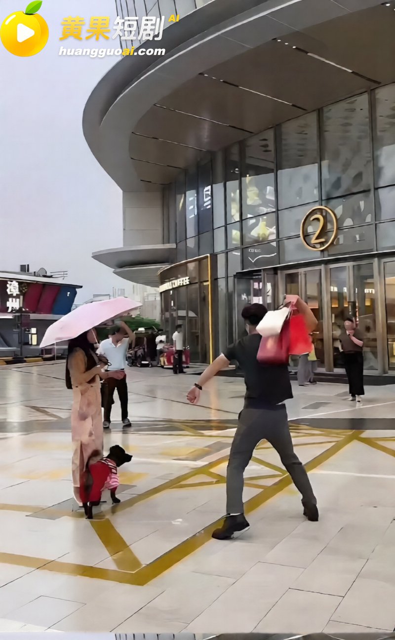 福建漳州吾悦广场2号门口夫妻当街爆吵 龟男怒吼自己活得不如狗 当众把贱样吼给路人看