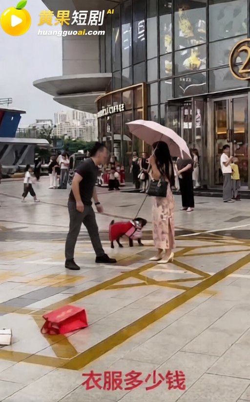 漳州商场门口当街对骂 男的怒问包包谁买的 自称活得不如一条狗