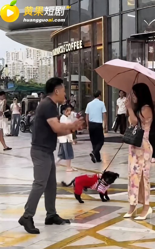 漳州商场门口当街对骂 男的怒问包包谁买的 自称活得不如一条狗
