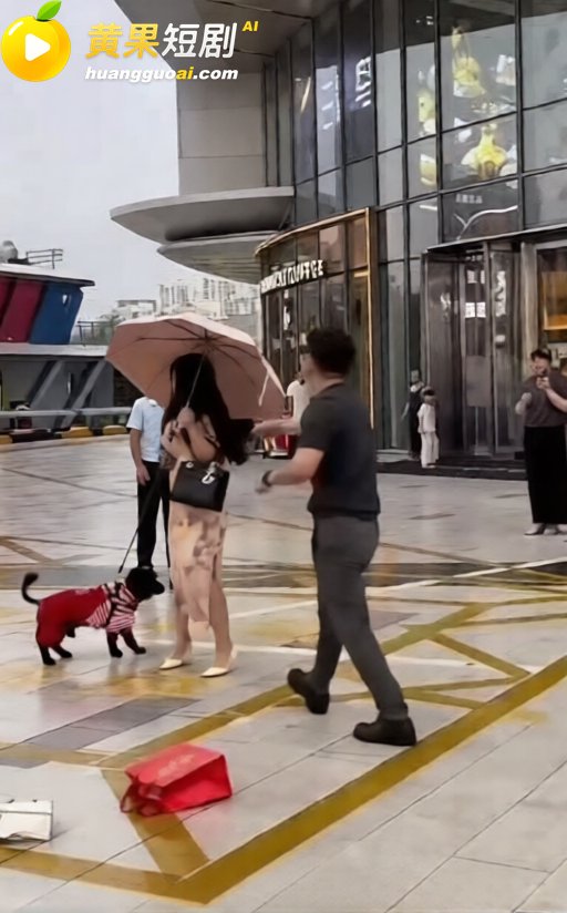 漳州商场门口当街对骂 男的怒问包包谁买的 自称活得不如一条狗