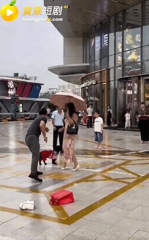 漳州商场门口当街对骂 男的怒问包包谁买的 自称活得不如一条狗