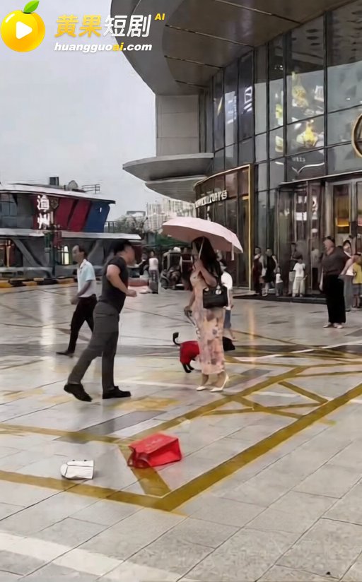 漳州商场门口当街对骂 男的怒问包包谁买的 自称活得不如一条狗