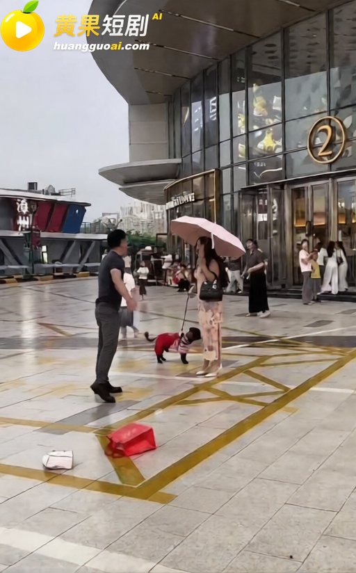 漳州商场门口当街对骂 男的怒问包包谁买的 自称活得不如一条狗