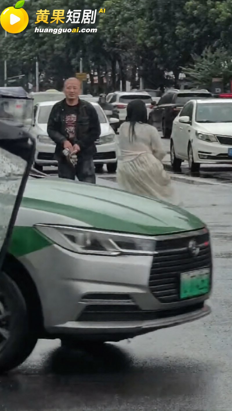 这是什么龟男 四川遂宁 中年夫妻雨中街头秀真爱 你想听那个爱情故事吗