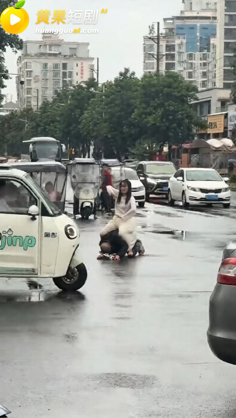 这是什么龟男 四川遂宁 中年夫妻雨中街头秀真爱 你想听那个爱情故事吗