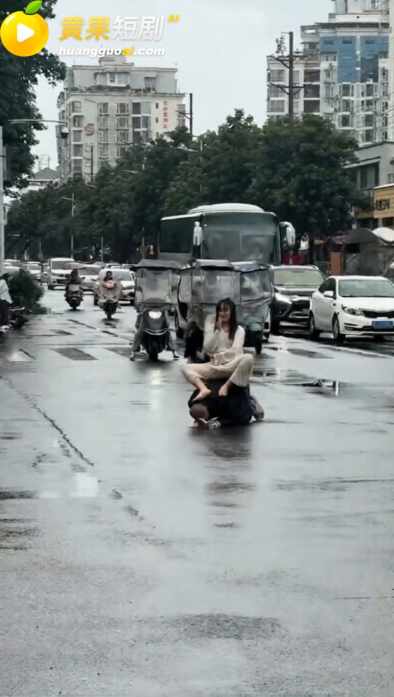 这是什么龟男 四川遂宁 中年夫妻雨中街头秀真爱 你想听那个爱情故事吗