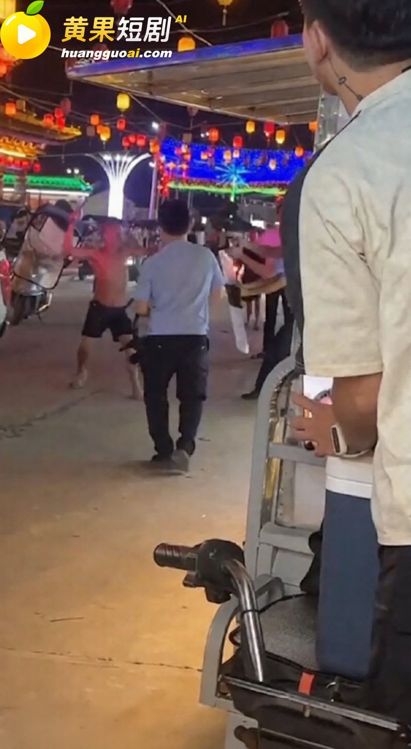 男子深夜醉酒拿两把刀街头狂舞 与警察对峙劈砍 这是受了多大刺激 当警察吃干饭的吗
