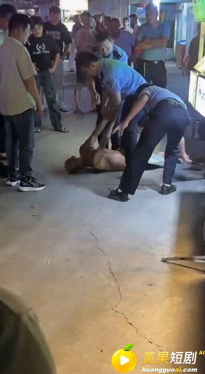 男子深夜醉酒拿两把刀街头狂舞 与警察对峙劈砍 这是受了多大刺激 当警察吃干饭的吗