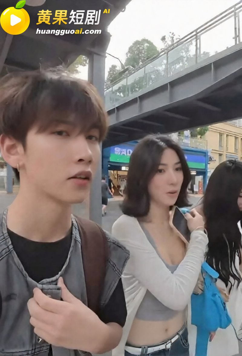 前LOL职业选手电棍再曝被绿 女友蒙蒙与阿鱼拍情侣视频