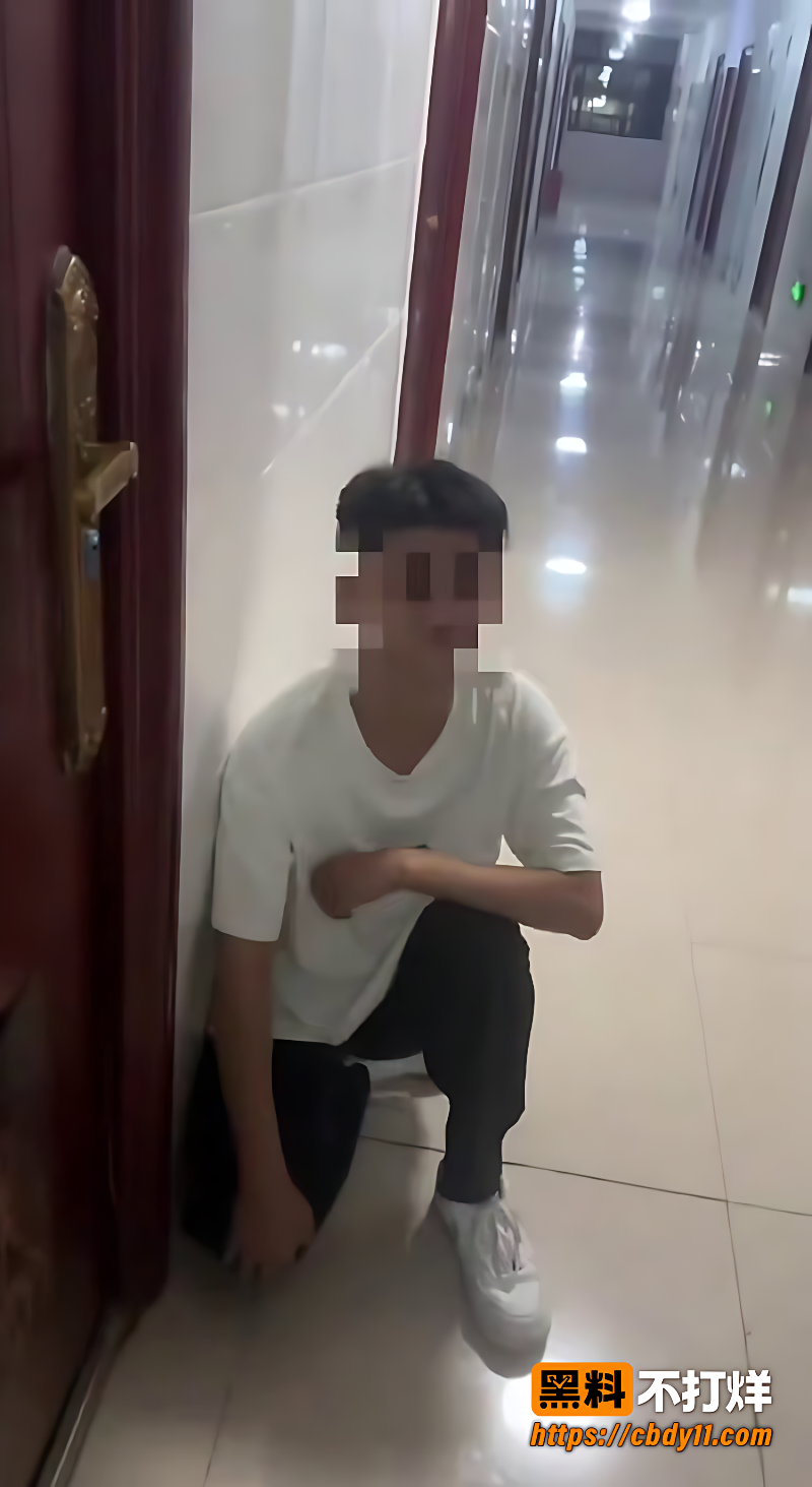 男子潜入女生宿舍偷内衣 现场被抓包跪地求饶 这怂货脸往哪搁啊