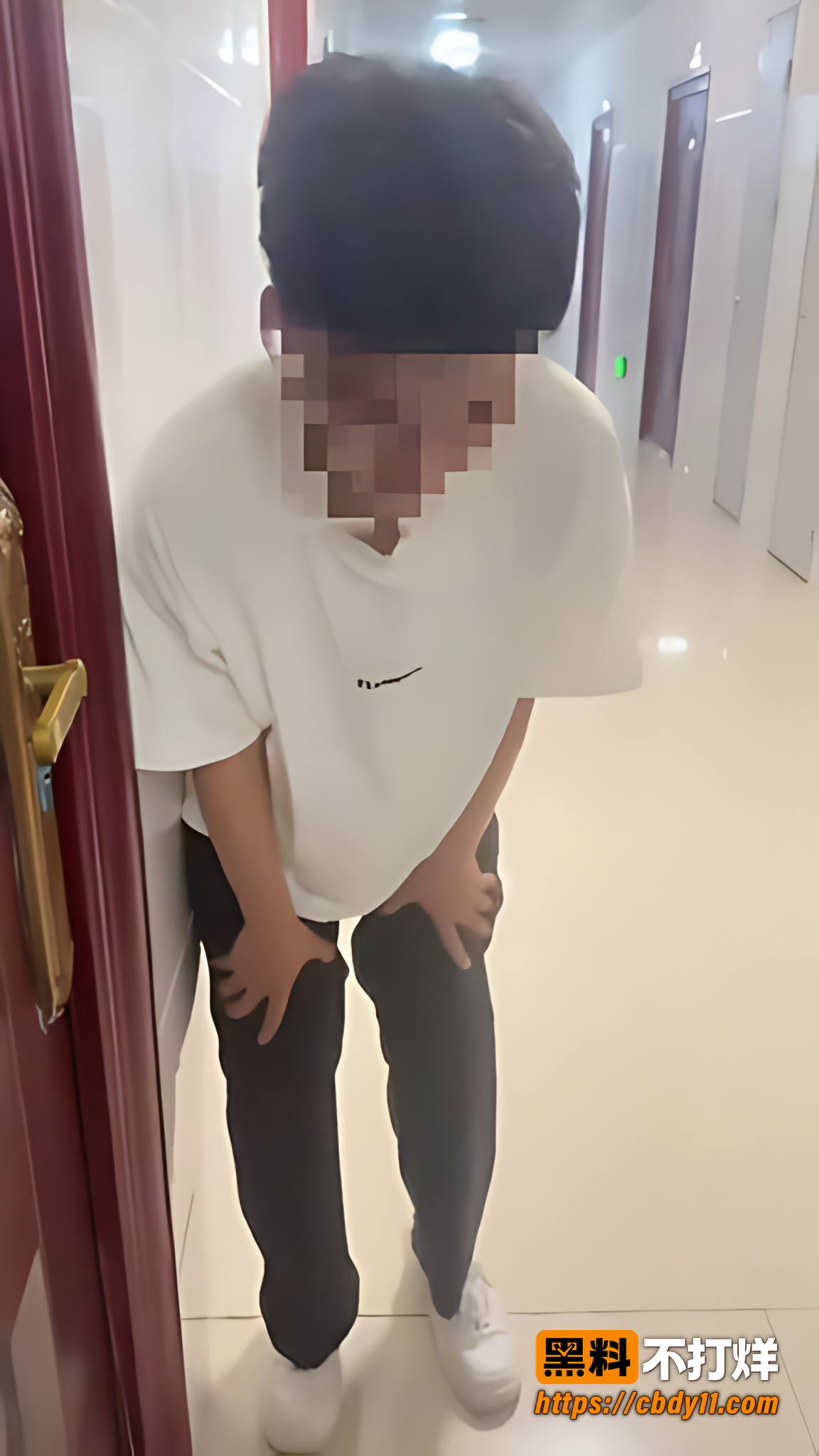 男子潜入女生宿舍偷内衣 现场被抓包跪地求饶 这怂货脸往哪搁啊