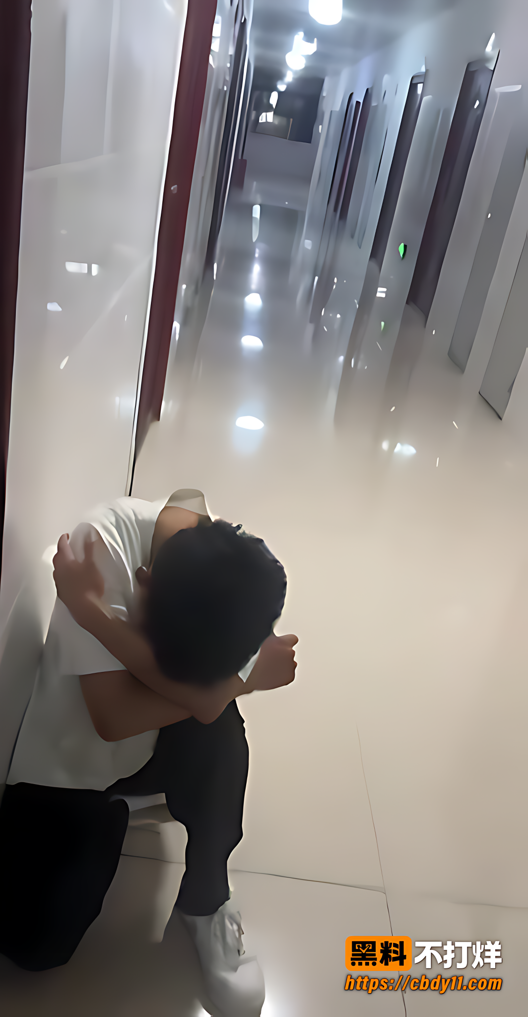 男子潜入女生宿舍偷内衣 现场被抓包跪地求饶 这怂货脸往哪搁啊