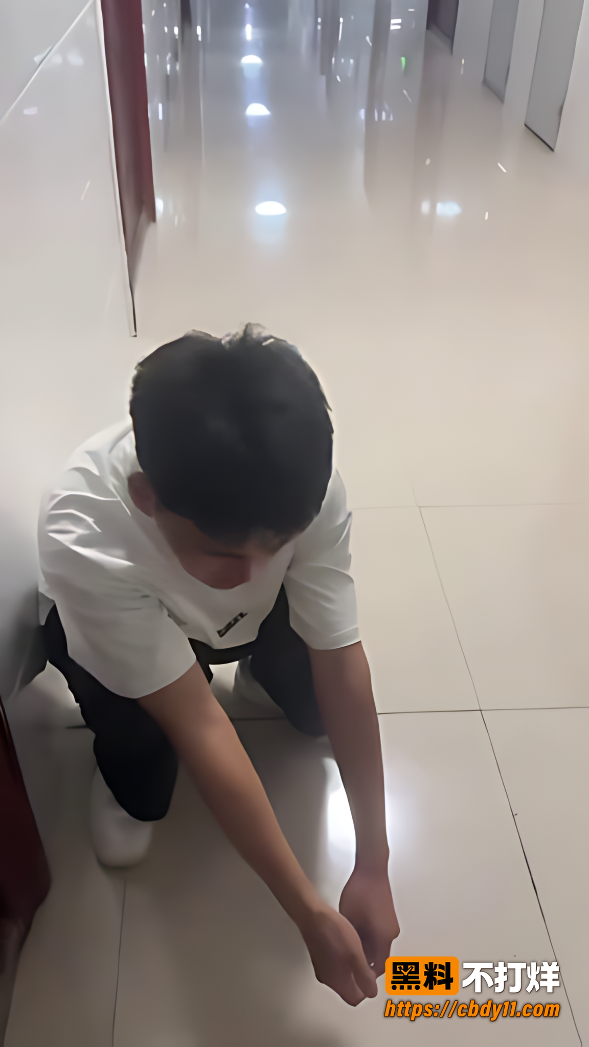 男子潜入女生宿舍偷内衣 现场被抓包跪地求饶 这怂货脸往哪搁啊