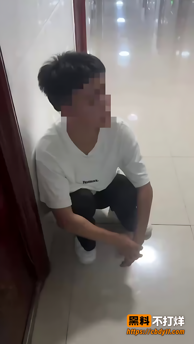 男子潜入女生宿舍偷内衣 现场被抓包跪地求饶 这怂货脸往哪搁啊