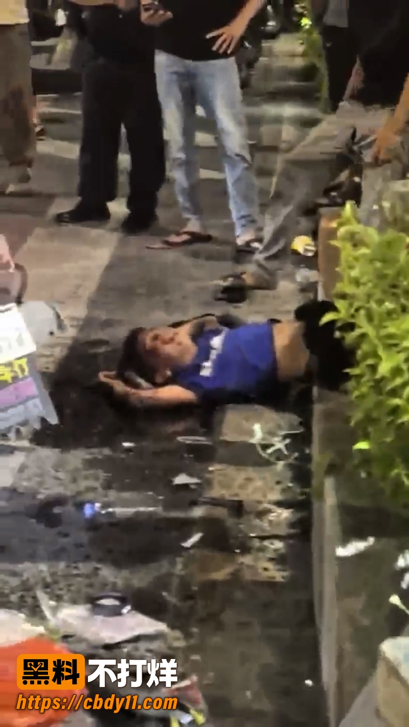 广东揭阳阳美保利一期 红绿灯岗发生严重车祸 有人挂球现场惨烈