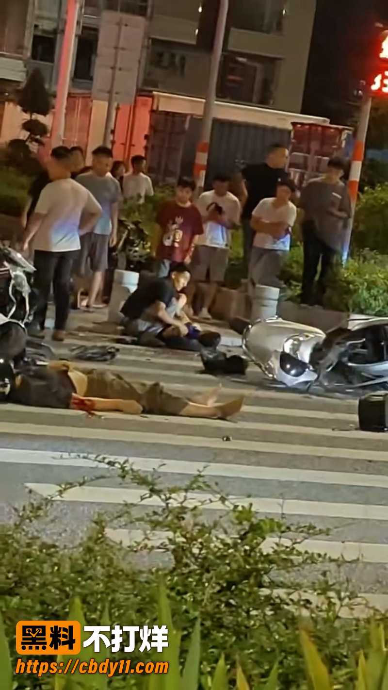 广东揭阳阳美保利一期 红绿灯岗发生严重车祸 有人挂球现场惨烈