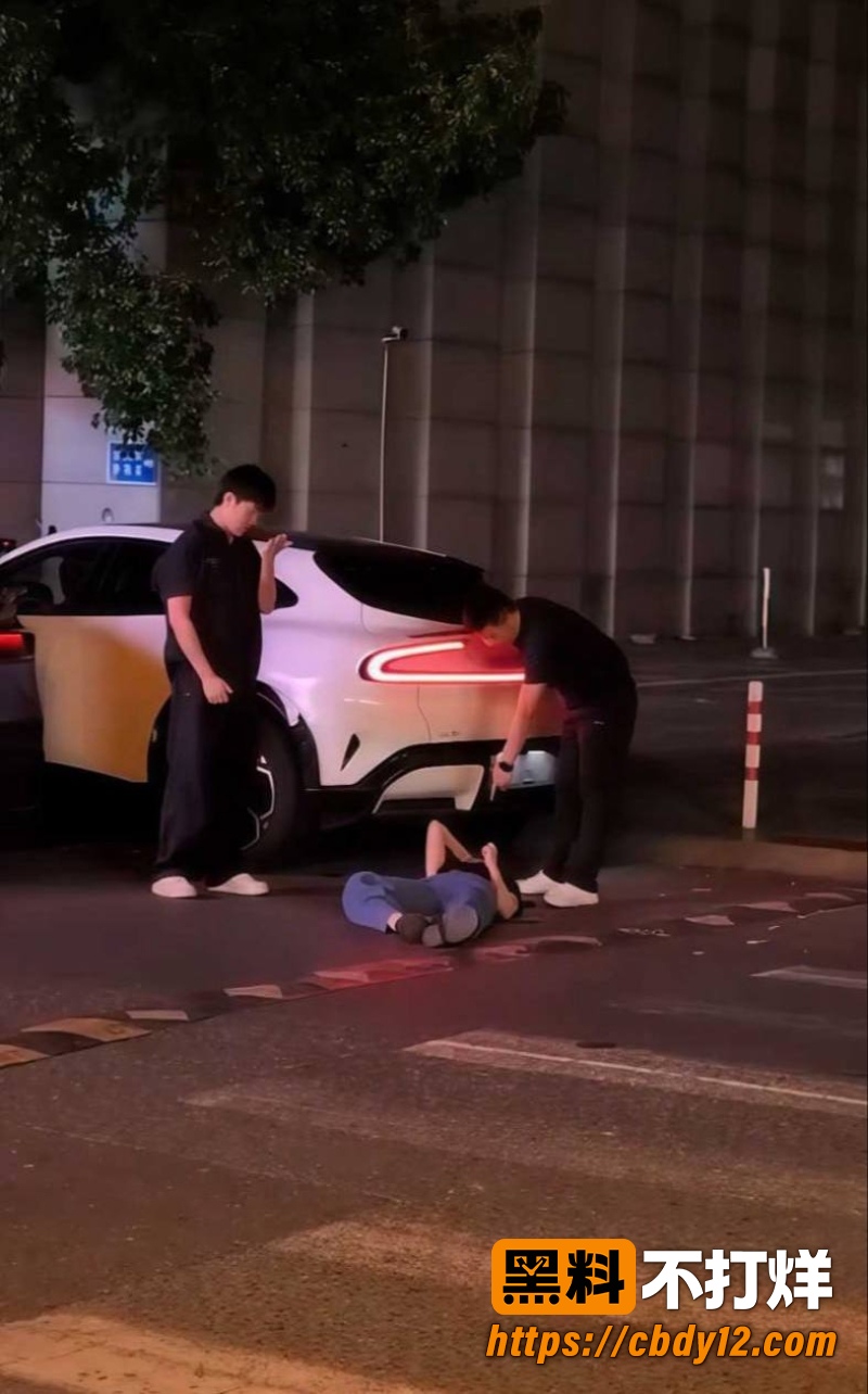 特斯拉车主老婆 深夜被小米车主约走 老公当场抓包拳打脚踢出轨女