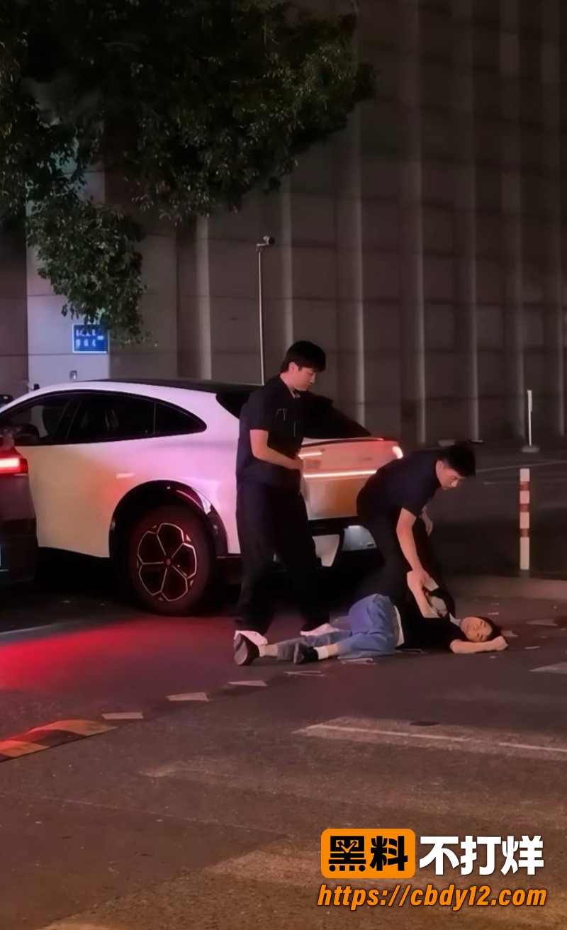特斯拉车主老婆 深夜被小米车主约走 老公当场抓包拳打脚踢出轨女