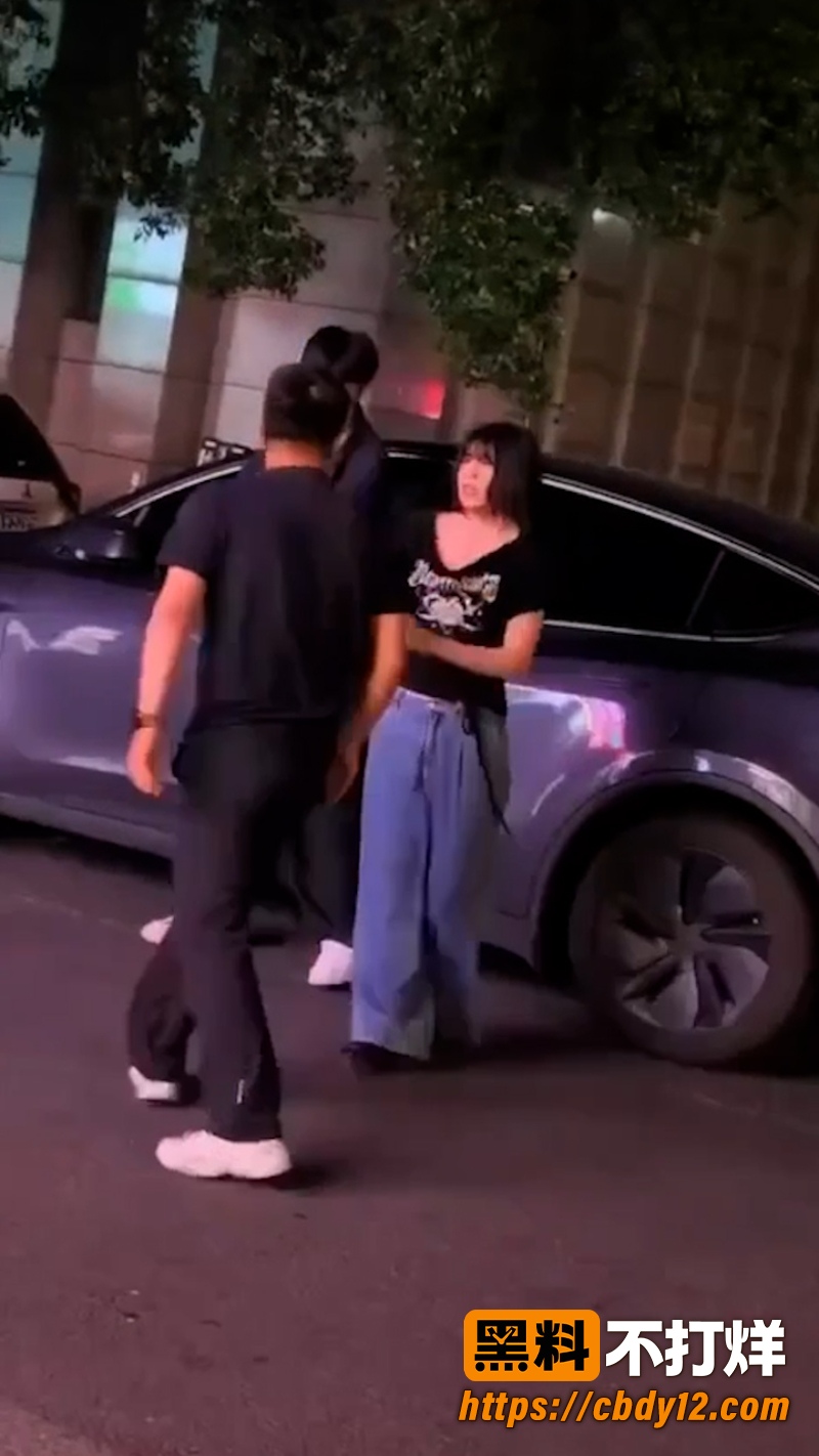 特斯拉车主老婆 深夜被小米车主约走 老公当场抓包拳打脚踢出轨女