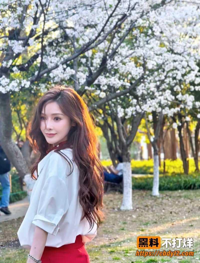 邓紫棋深圳演唱会情侣躲镜头引热搜 百万粉美妆博主李艾琳被扒约会分公司当小三 疑似不雅视频流出