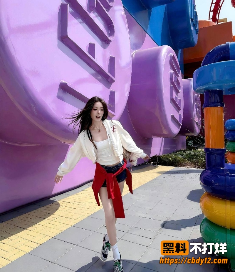 邓紫棋深圳演唱会情侣躲镜头引热搜 百万粉美妆博主李艾琳被扒约会分公司当小三 疑似不雅视频流出