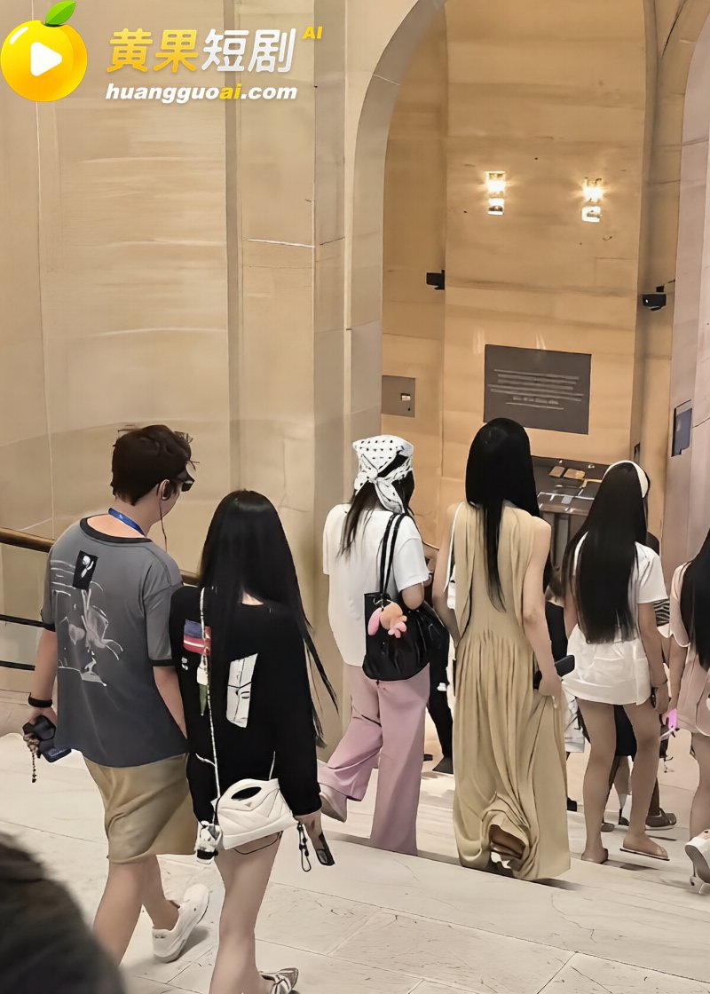 王思聪 卢浮宫 牵手女友闺蜜 身边美女环绕 开房视频 爆料 实锤 塌房