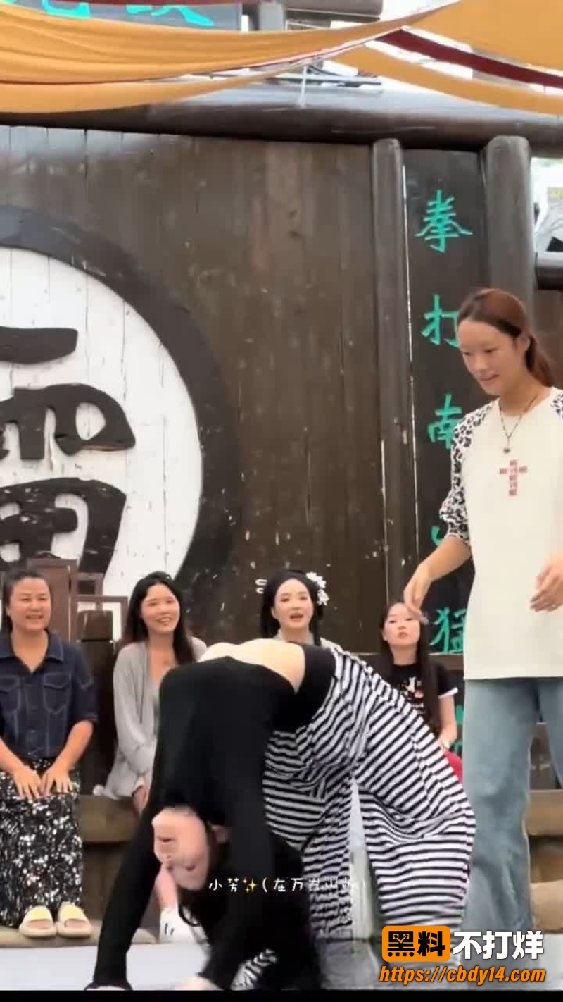 热搜万岁山斗舞 黑衣条纹辣妹下腰动作过大 当众春光外泄引全场欢呼